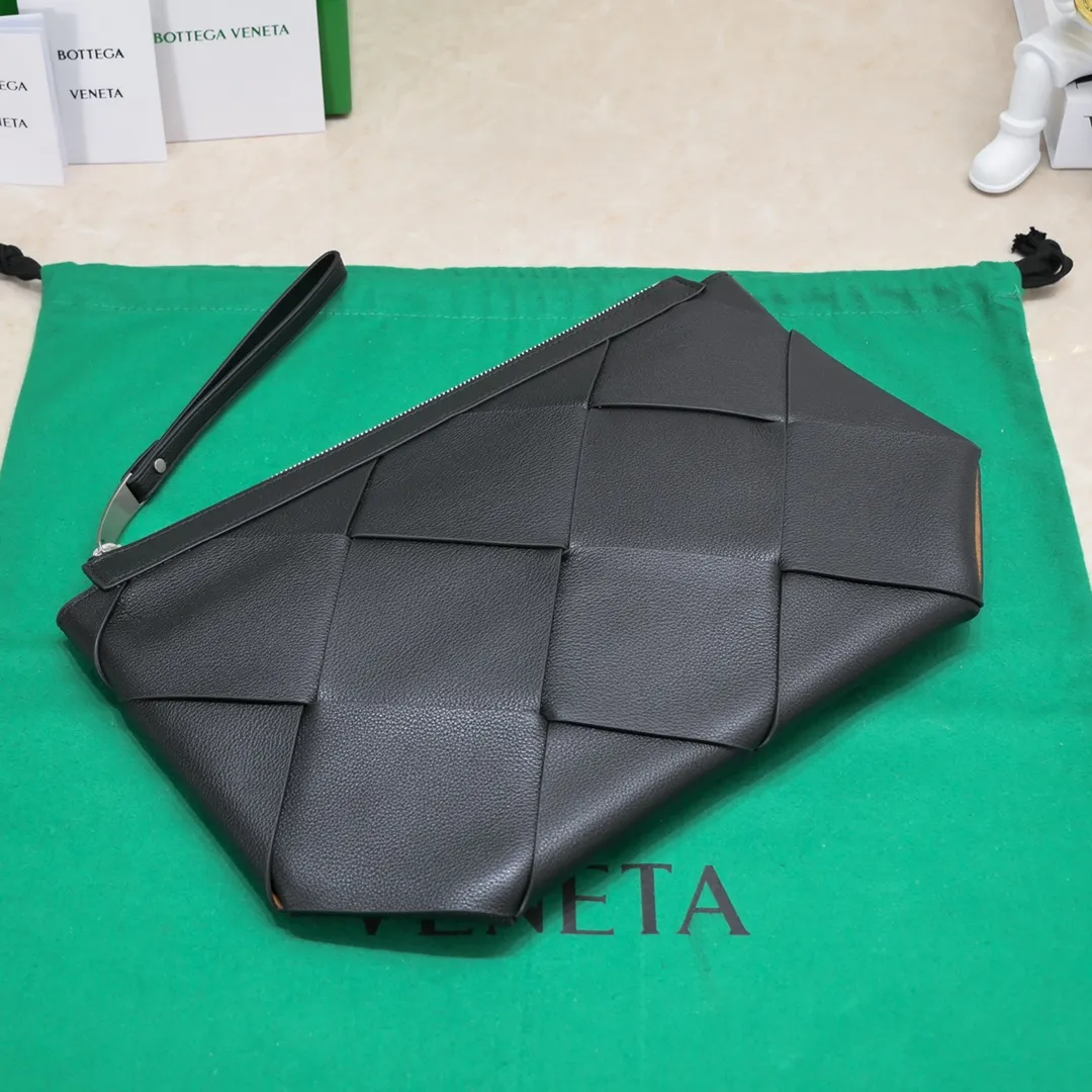 B's new lightweight shape-changing design handbag, suitable for both men and women, suitable for daily use, from small woven to large woven, simple and easy to wear, the leather has the best feel, a worth buying item, size 35*19*1cm [6689#]